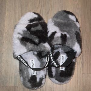 Steve Madden Camo Slippers Size 6